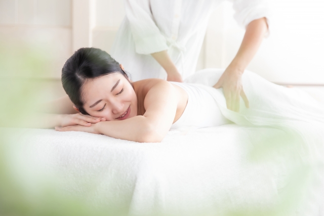 ホルミシスマットで温熱ケアを受ける女性